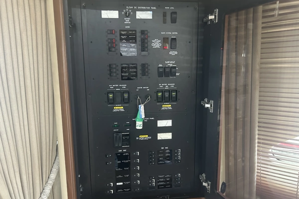 Sea Ray 550 SEDAN BRIDGE Yacht For Sale