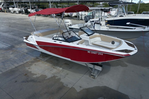 Wake N Lake 20ft Glastron Yacht For Sale