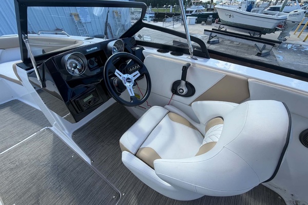 Wake N Lake 20ft Glastron Yacht For Sale