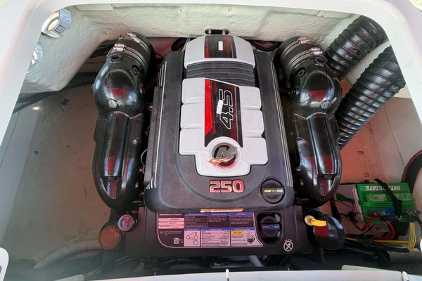 Wake N Lake 20ft Glastron Yacht For Sale
