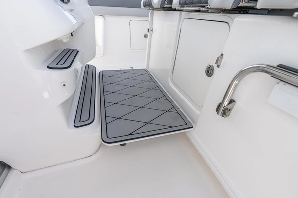 Boston Whaler  Yacht For Sale