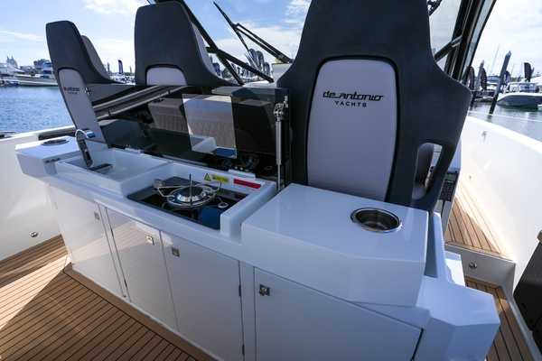 32ft De Antonio Yacht For Sale