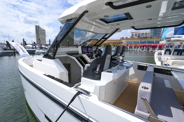 32ft De Antonio Yacht For Sale