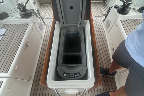Jeanneau 440 Yacht For Sale