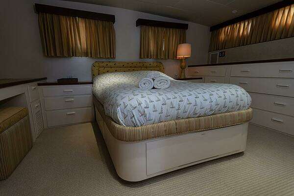 Derecktor Hunt Motor Yacht Yacht For Sale