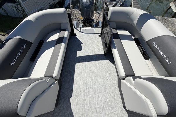 22ft Bennington Yacht For Sale