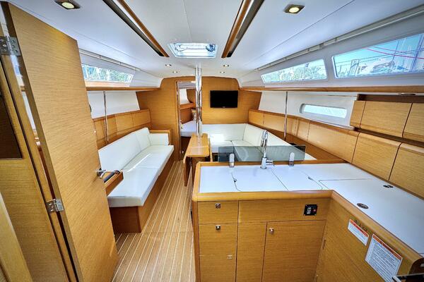 Polaris 37ft Jeanneau Yacht For Sale