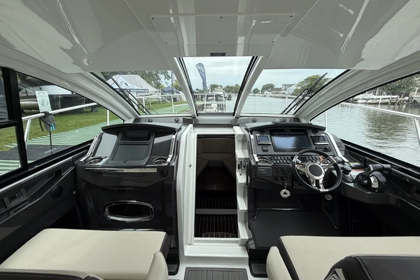 Monterey 360 Sport-Coupe Yacht For Sale