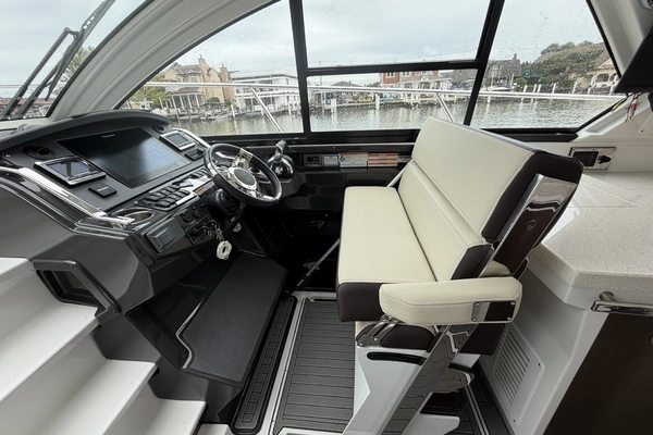 Monterey 360 Sport-Coupe Yacht For Sale
