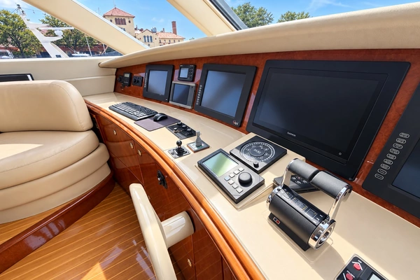 Lazzara Yachts 80 Skylounge Yacht For Sale