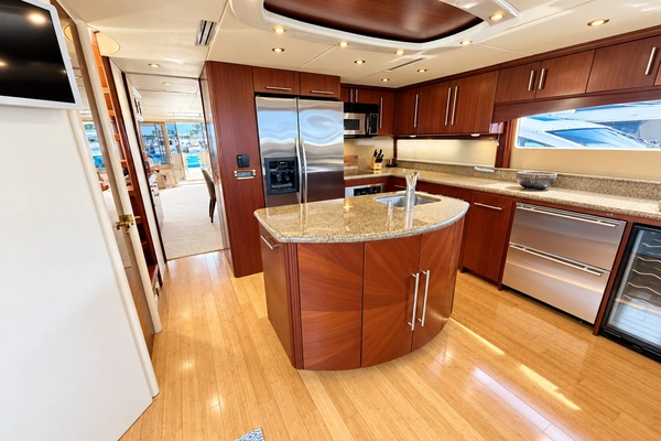 Lazzara Yachts 80 Skylounge Yacht For Sale