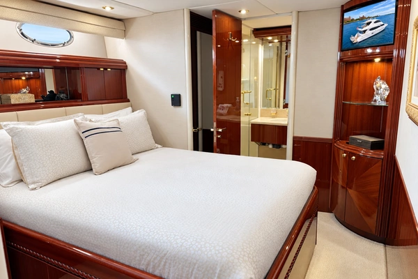 Lazzara Yachts 80 Skylounge Yacht For Sale