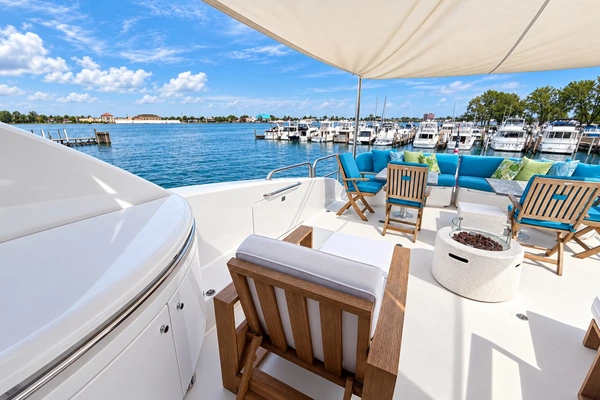 Lazzara Yachts 80 Skylounge Yacht For Sale