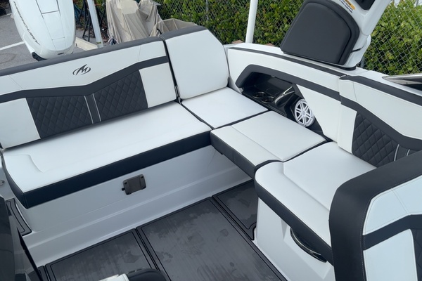 27ft Monterey Yacht For Sale