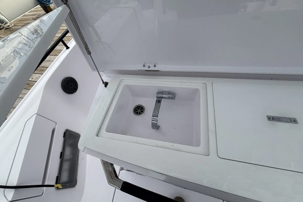 Axopar 37XC Cross Cabin Yacht For Sale