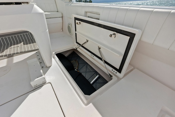 T T BURNIN DAYLIGHT 40ft Intrepid Yacht For Sale