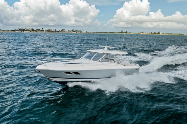 T T BURNIN DAYLIGHT 40ft Intrepid Yacht For Sale