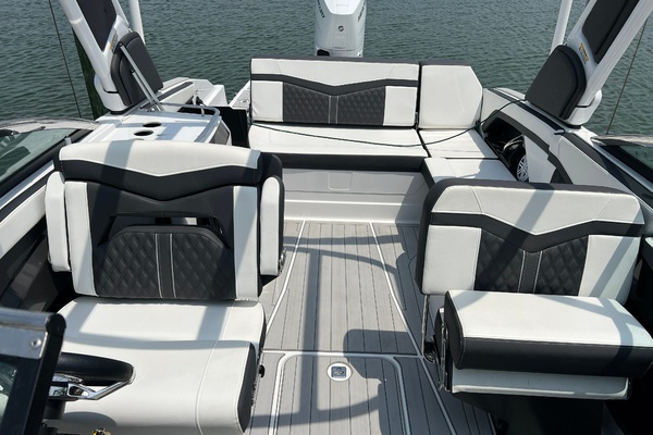 27ft Monterey Yacht For Sale