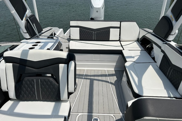 27ft Monterey Yacht For Sale