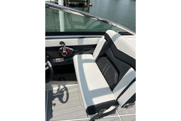 27ft Monterey Yacht For Sale