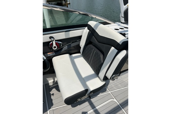 27ft Monterey Yacht For Sale