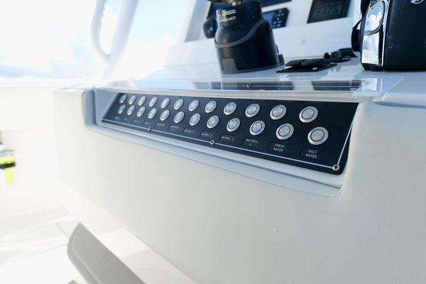 33ft Invincible Yacht For Sale