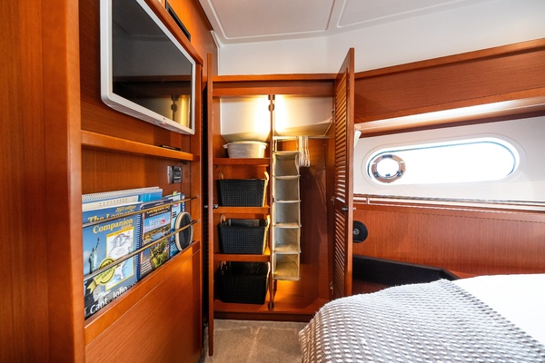Lake House 50ft Beneteau Yacht For Sale