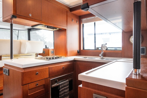 Lake House 50ft Beneteau Yacht For Sale