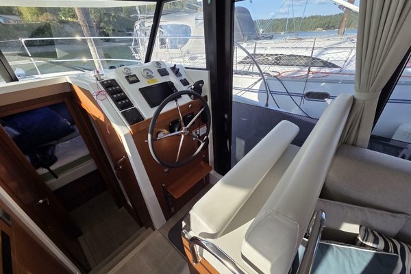 Helm station with double seat