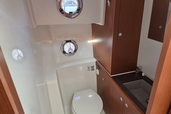 Hed with sink and toilet