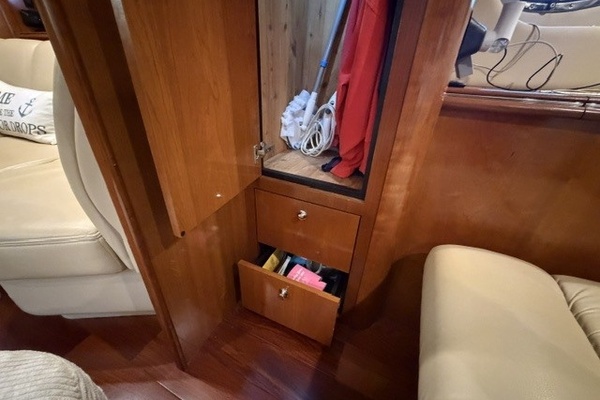 Salon aft storage
