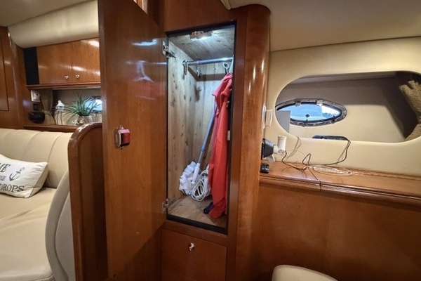 Salon aft locker