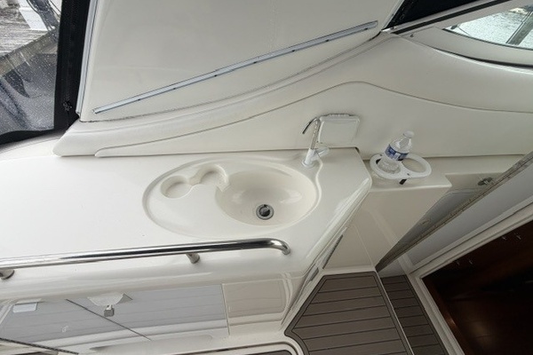 Cockpit wet bar