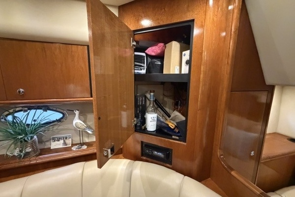 Salon stbd storage