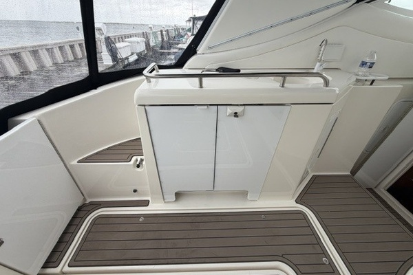 Cockpit fridge locker