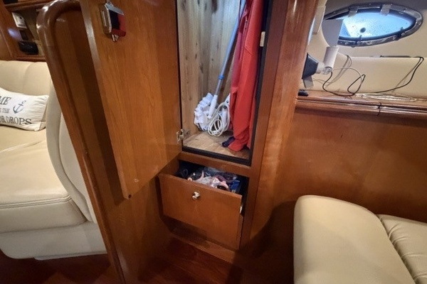 Salon aft storage