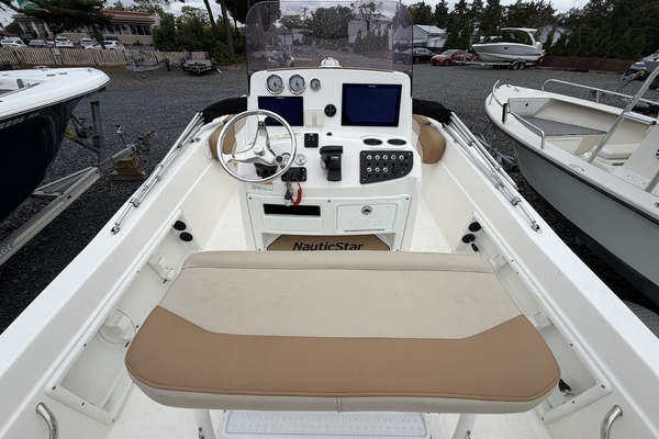 21ft NauticStar Yacht For Sale