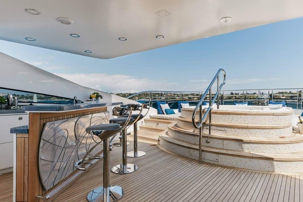 Sun Deck Bar and Jacuzzi