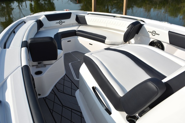 Fish Tales IV 32ft Fountain Yacht For Sale