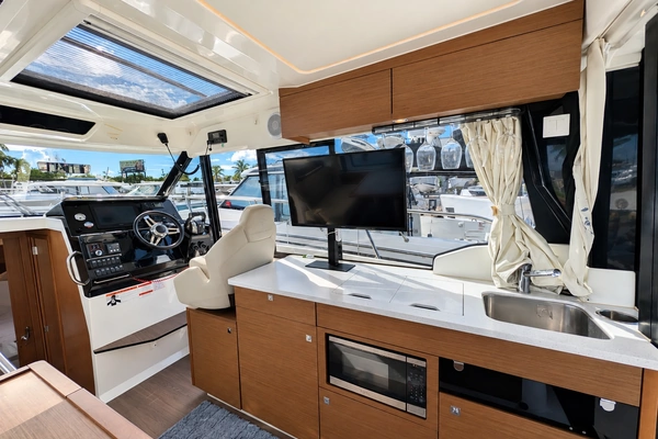 Jeanneau NC 1095 Coupe Yacht For Sale