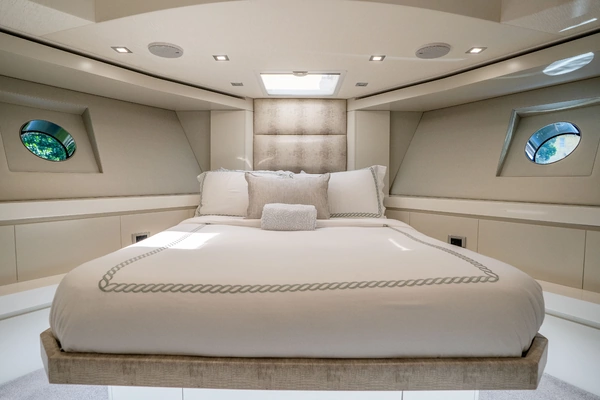 Hatteras M75 Yacht For Sale