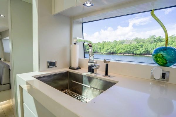 Hatteras M75 Yacht For Sale