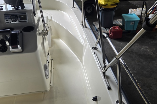 17ft Boston Whaler Yacht For Sale
