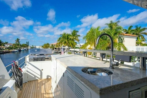 BELLA LISA 100ft Ocean Alexander Yacht For Sale