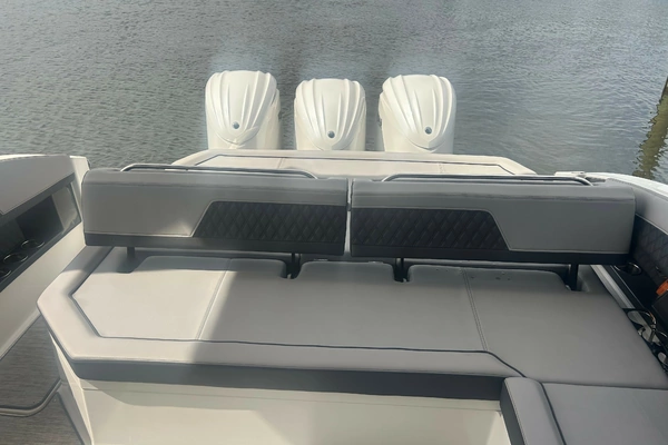 Cobalt R33 Yacht For Sale