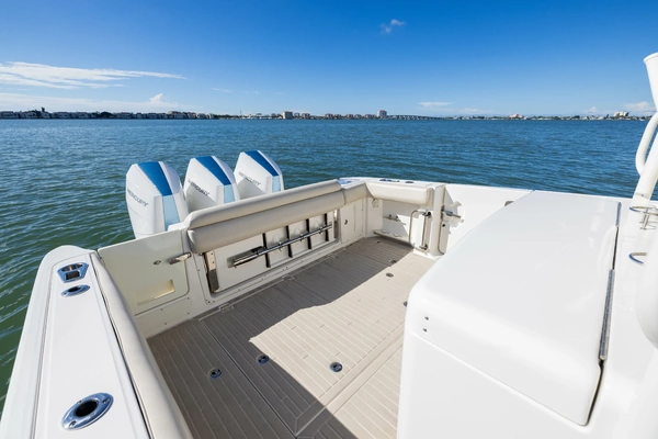 Boston Whaler 370 Outrage Yacht For Sale