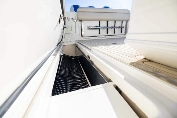 Boston Whaler 370 Outrage Yacht For Sale