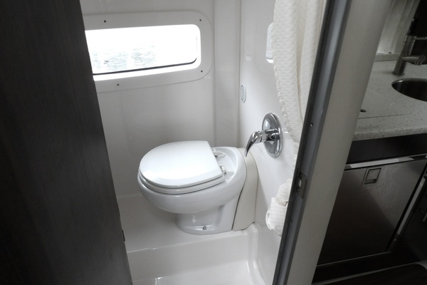33ft Regal Yacht For Sale