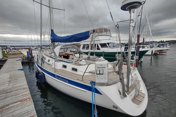 Hallberg-Rassy 43 Yacht For Sale