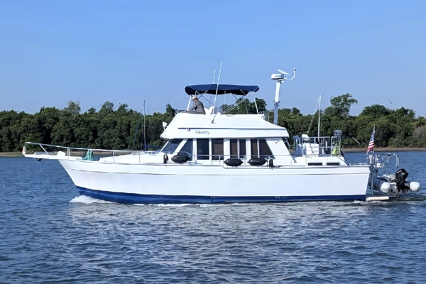 2001 Mainship 43 Trawler Aft Cabin